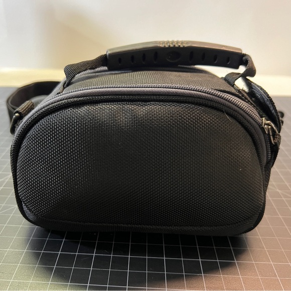 VGUC Kenneth Cole Reaction nylon bag - Picture 2 of 8